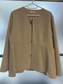 ベージュ ノーカラージャケット