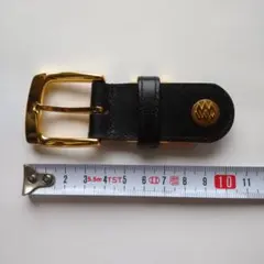 黒のベルト 金色バックル