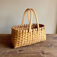 ウッドバスケット　可愛い形のかご　小ぶりサイズ　倒せる持ち手