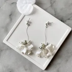 【ホワイト×シルバー】上品な花びらピアス