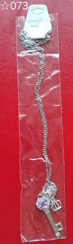 ☆073 KEY キー型 ネックレス 紫色ストーン ペンダント