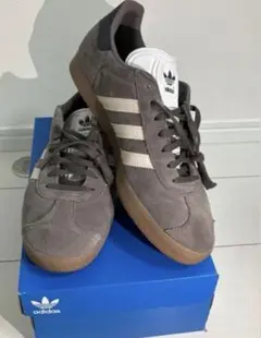 グレー スニーカー