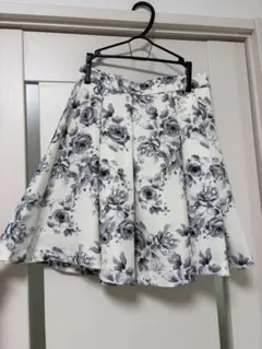 INGNI 花柄フレアスカート Mサイズ　白黒のサムネイル