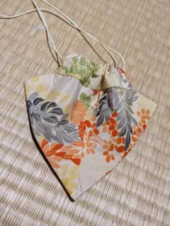 ヴィンテージ　花柄の和風巾着型小物入れ