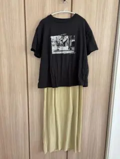 黒Tシャツと黄色スカートのセット