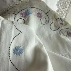 SALE❣️フランスアンティークஐ⋆*素敵な花籠刺繍の円形クロス - メルカリ