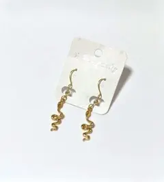 ヘビのピアス