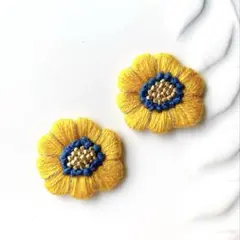 No.43 ハンドメイド　刺繍　ビーズ　ピアス　イヤリング　花　黄色　北欧