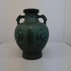 装飾的な孔雀彫刻の金属製花瓶