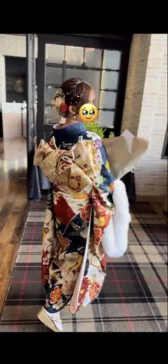 華やかな振袖と金色の帯、白のファー、草履つき