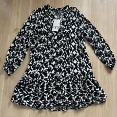 ✨極美品✨ZARA フリル付きワンピース 黒と白のパターン