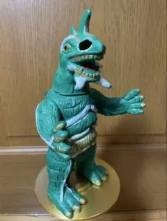 東京タワーガラモン赤「ウルトラQ」登場怪獣（M1号）台座付ソフビ