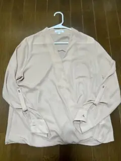 ベージュ Vネック 長袖シャツ