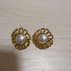 フラワーモチーフ フェイクパール イヤリング ゴールド