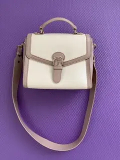 ホワイトとくすみピンクのショルダーバッグ