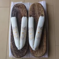 花柄刺繍鼻緒の木製下駄 23-25cm オフホワイト