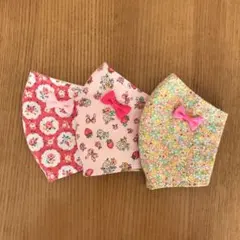 ハンドメイドマスク幼児〜低学年　リボン付き３枚セット　花柄　いちご