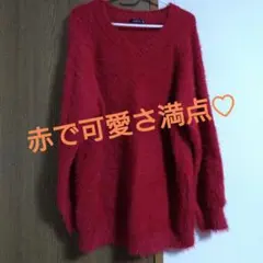 赤いVネック長袖ニット