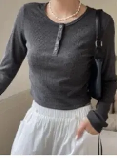 【韓国カジュアル】ヘンリーネックトップスダークグレー クロップド長袖Tシャツ