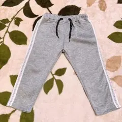 グレーのロゴ入りパンツ　長ズボン　ジャージ　9095