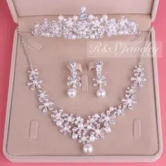 新品3点セットパールウェディングティアラネックレスイヤリングブライダル結婚式