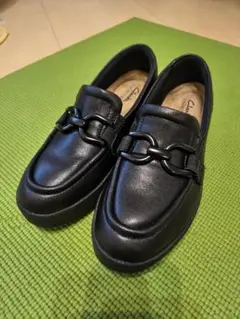 Clarks Zylah Top ブラックレザー 厚底ローファーのサムネイル