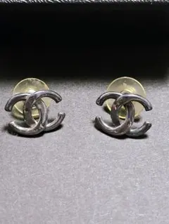 CHANEL シルバー ロゴスタッドピアス 箱付き