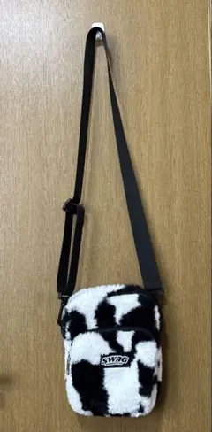 SPINNS ファーショルダーバッグ　牛柄