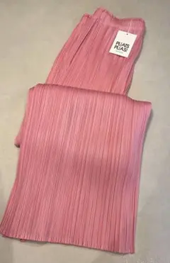 極美品✨PLEATS PLEASE プリーツ　薄ピンク色　七部丈　パンツ 極美品✨PLEATS PLEASE プリーツ 薄ピンク色 七部丈 パンツ 極美