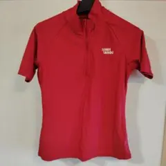 SANBI TAISOUロゴ入り赤のハーフジップ半袖トップス、