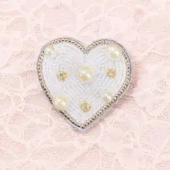 【No64】ホワイト　ハートビーズ刺繍ブローチ