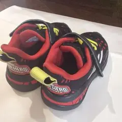 adidas MARVEL キッズスニーカー
