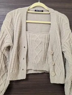 ベージュ ケーブルニット カーディガン