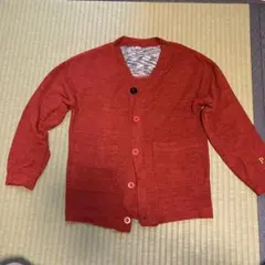 赤いVネックカーディガン