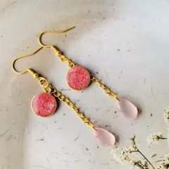 ゆらゆら揺れる◡̈♡ピンクとゴールドのグリッターピアス