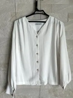 【美品】長袖ブラウス　パールボタン　タック入　Futier land