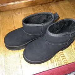 黒いファー付きショートブーツ