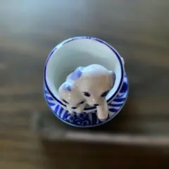 青と白の陶器製 犬の置物 ミニチュアのサムネイル