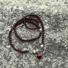 赤いビーズとパールのブレスレット