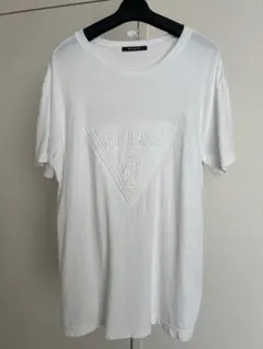 GUESS エンボスロゴ Tシャツ ホワイトのサムネイル