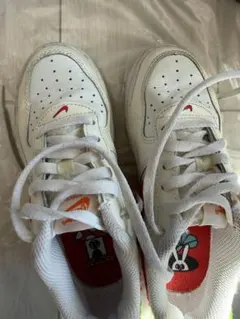 NIKE キッズスニーカー 18cm 左右色違いスウッシュ かわいい