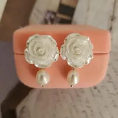 淡水パールとバラのピアス　バラピアス　淡水パールピアス　大人かわいい