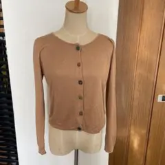 美品　ホコモモラ花刺繍くるみボタンの可愛いカーディガン　M ベージュ