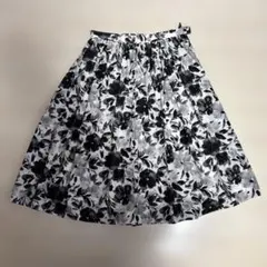 7-I Dconcept 花柄スカート　38［M］白地に黒グレー花柄のサムネイル