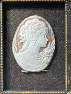 もっとお値下❣️ドイツ貴婦人の肖像画のミニ額‼️なんて上品❣️気品❣️縦書きのサイン もっとお値下❣️ドイツ貴婦人の肖像画のミニ額‼️なんて上品❣️気品