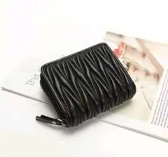 【新品未使用】本革キルティングレザー　高級羊革　2つ折りサイフ　黒　高見え