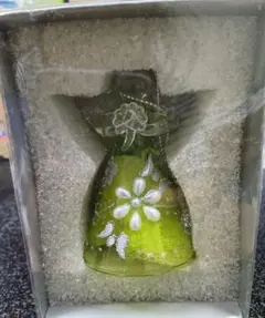 白い花模様の置物