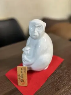 有田焼　白磁　猿の置物【華山作】のサムネイル