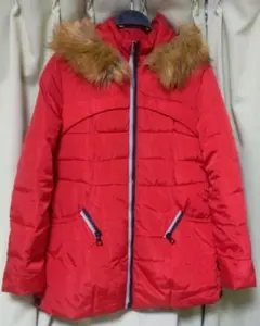 赤いファー付きダウンジャケット