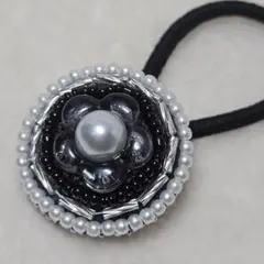 ハンドメイド　ビーズ刺繍ヘアゴム　モノクロ　モノトーン
